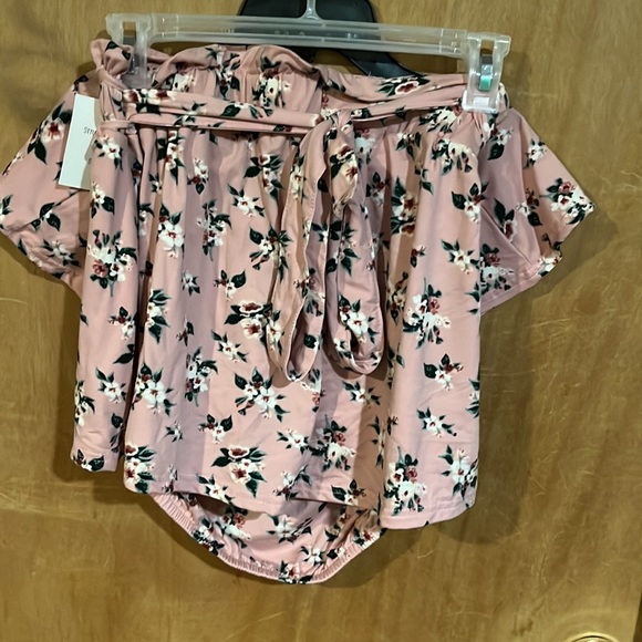 🌸💕Nwt Absolutely stunning pink floral short set with cropped swing top - Picture 6 of 7